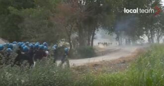 Copertina di Val Susa, scontri tra No Tav e polizia al cantiere di San Didero: pietre, bombe carta e lacrimogeni | Il video