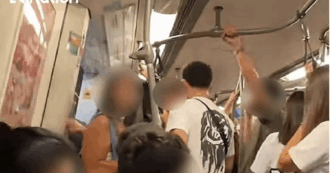 Copertina di “Scusa se porto soldi nel tuo Paese”, poi il dito medio: studenti italiani in vacanza in Thailandia insultano una passeggera in metropolitana, interviene l’Ambasciata