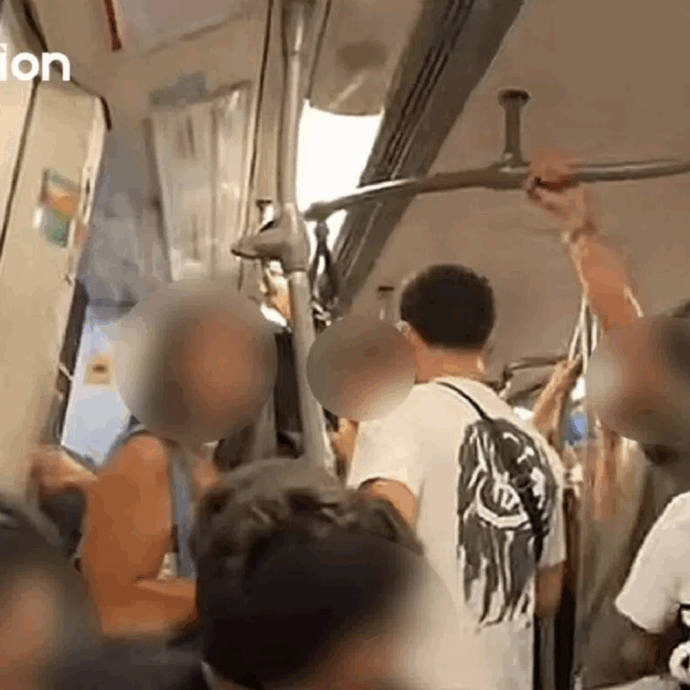 “Scusa se porto soldi nel tuo Paese”, poi il dito medio: studenti italiani in vacanza in Thailandia insultano una passeggera in metropolitana, interviene l’Ambasciata