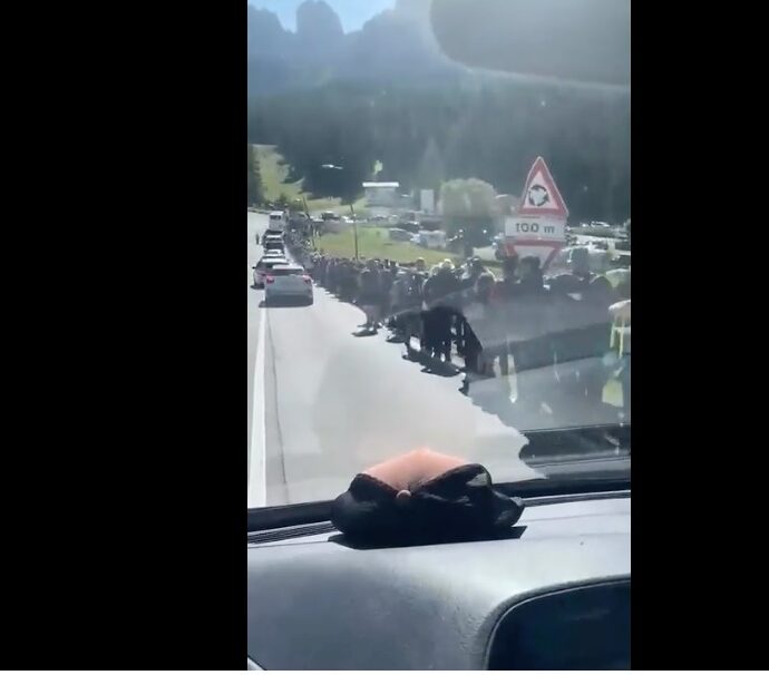 “Non si può vivere di sassi”: le immagini impressionanti delle file chilometriche di turisti in coda per le Tre Cime di Lavaredo sono virali, lo sfogo dell’assessore
