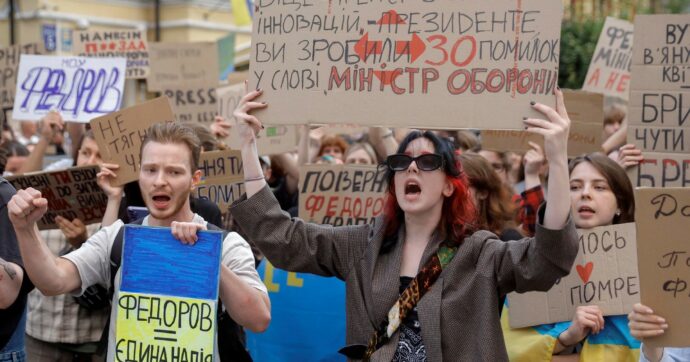 “Zelensky non apprezza la pressione delle piazze  Fedorov ormai lo sfida”
