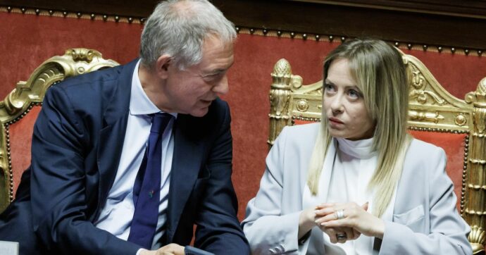 Caro benzina, a Milano vola oltre i 2 euro. Schlein: “E Meloni tace”. Il ministro Urso invoca azioni, Appendino: “Ben svegliato”