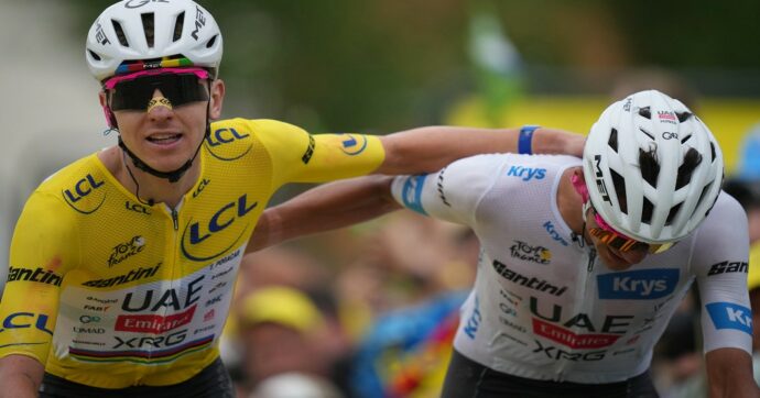 Tour de France, Pogacar consegna terzo posto e maglia bianca a Del Toro nella giornata dei verdetti