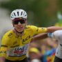 Copertina di Tour de France, Pogacar consegna terzo posto e maglia bianca a Del Toro nella giornata dei verdetti