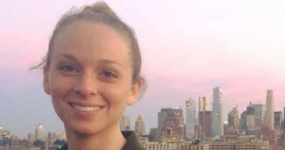 Copertina di Uccisa a coltellate a 34 anni la scenografa Mary Kate Golding de “La fantastica signora Maisel”, trovato morto il marito: salvo il figlio neonato della coppia, si ipotizza un omicidio-suicidio