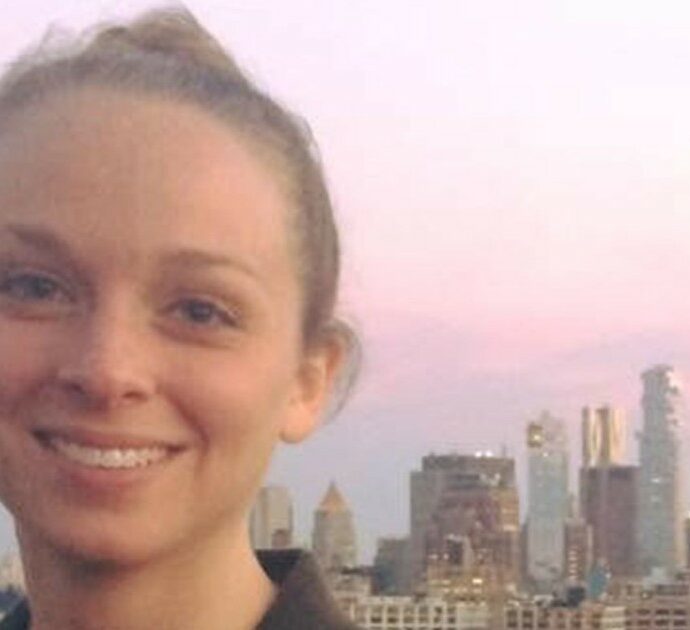 Uccisa a coltellate a 34 anni la scenografa Mary Kate Golding de “La fantastica signora Maisel”, trovato morto il marito: salvo il figlio neonato della coppia, si ipotizza un omicidio-suicidio