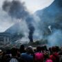 Copertina di Scontri alla marcia No Tav in Val di Susa: due camionette dei carabinieri in fiamme. “Oltre 20mila manifestanti al corteo”