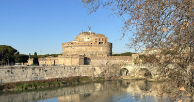 Copertina di Cosa raccontano i coltelli: a Castel Sant’Angelo la mostra “I segni e le storie – Scene di una Roma inquieta tra Seicento e Ottocento”