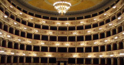Copertina di “Oggi scriviamo una pagina storica”: i teatri condominiali del centro Italia entrano nel Patrimonio mondiale dell’Unesco
