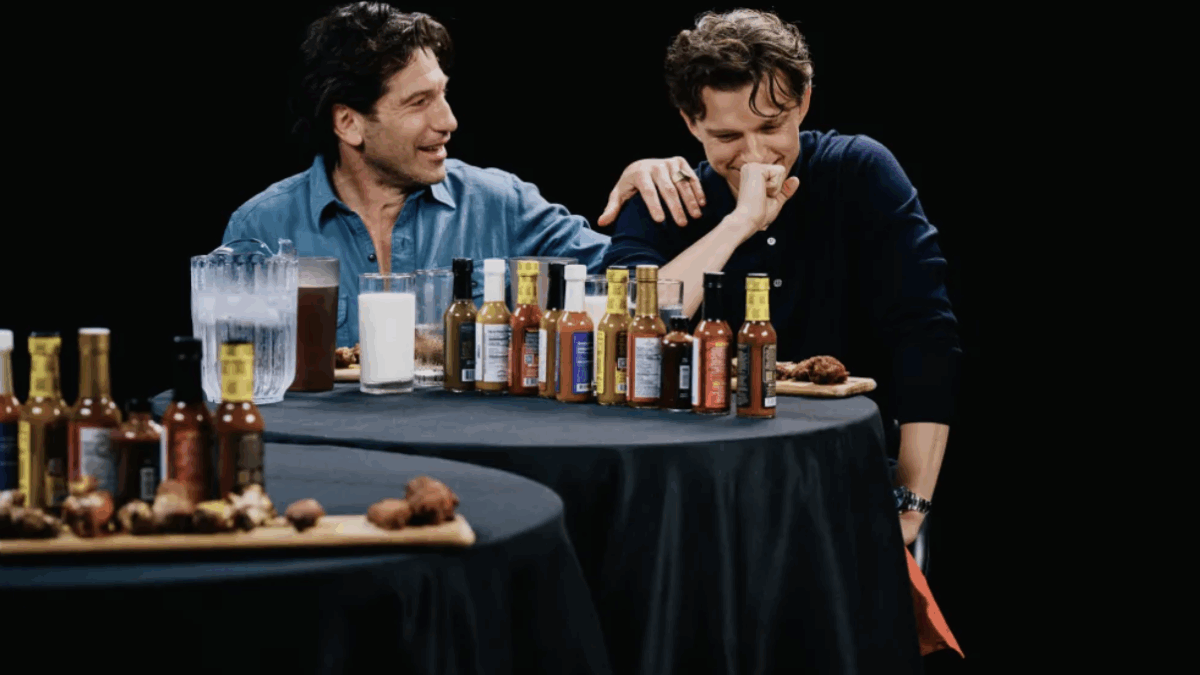 “Ma che c***o?, ma che c***o?”: Tom Holland assaggia le “ali della morte” vomita in diretta a “Hot Ones”