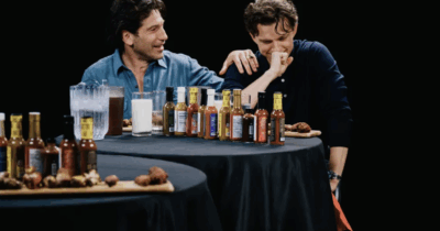 Copertina di “Ma che c***o?, ma che c***o?”: Tom Holland assaggia le “ali della morte” vomita in diretta a “Hot Ones”