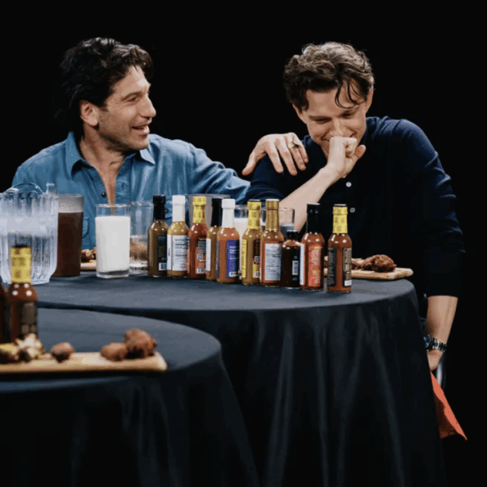 “Ma che c***o?, ma che c***o?”: Tom Holland assaggia le “ali della morte” vomita in diretta a “Hot Ones”