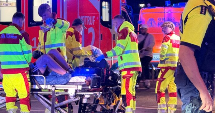 Berlino, furgone sulla folla durante il Pride: morta una donna e 16 feriti. Si cerca un 21enne