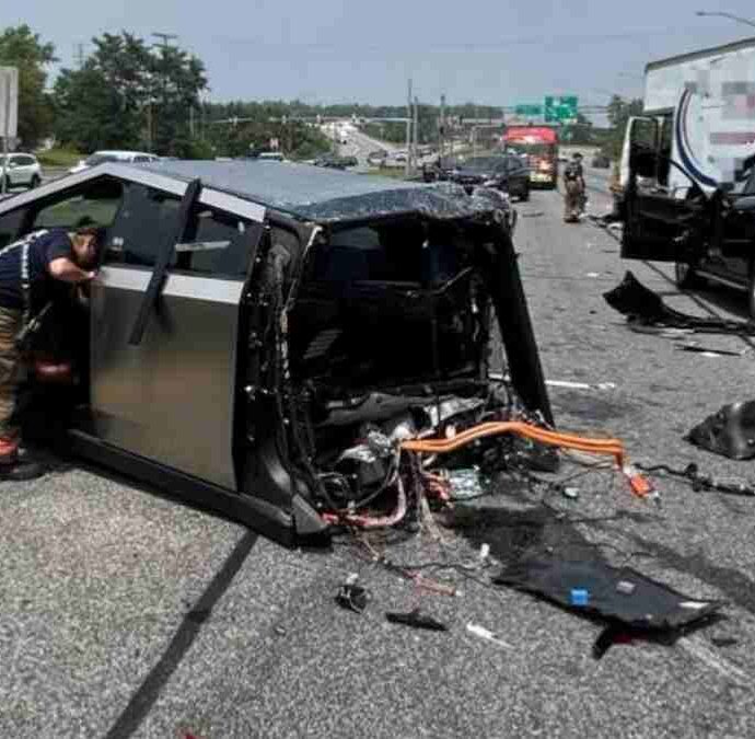 Un camion travolge dieci auto e distrugge un Cybertruck Tesla: il pick-up finisce spezzato in due, ma tutti gli occupanti escono illesi dall’impatto. Il video dello schianto