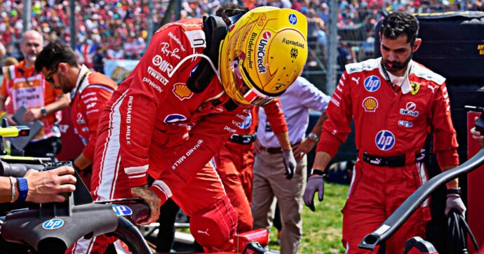 Hamilton affranto: “Avremmo dovuto vincere”. Leclerc: “Molto difficile trovare la costanza, c’è una cosa davvero strana”. Lo choc dei piloti Ferrari