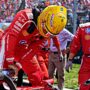 Copertina di Hamilton affranto: “Avremmo dovuto vincere”. Leclerc: “Molto difficile trovare la costanza, c’è una cosa davvero strana”. Lo choc dei piloti Ferrari