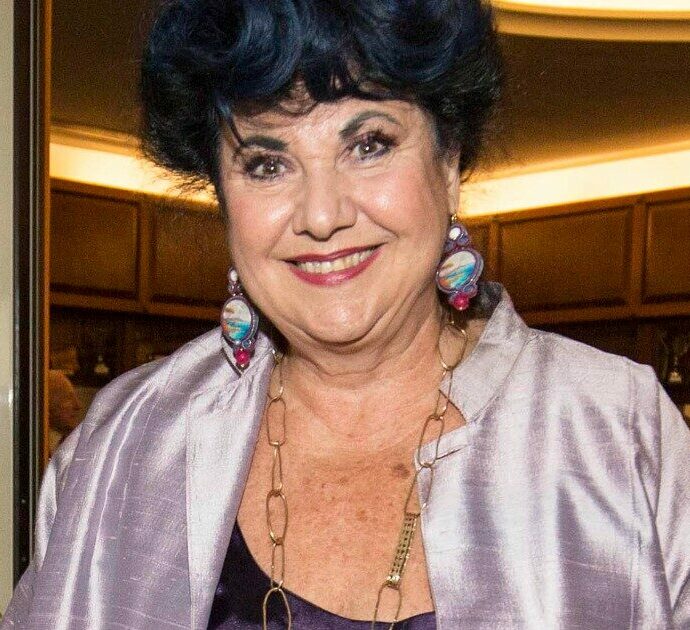 “Una medium mi ha fatto risentire la voce di mia madre morta. Ho recitato con un’intossicazione alimentare da pesce, un’iniezione e sono tornata in scena”: così Marisa Laurito