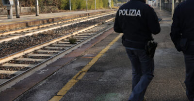 Copertina di Roma, colpito con un cacciavite per aver difeso un amico da un rapinatore alla stazione: muore dopo 8 giorni di agonia