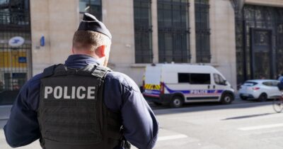 Copertina di Armato di coltelli aggredisce i passanti a Parigi: tre donne ferite, due sono gravi. Arrestato da un agente fuori servizio