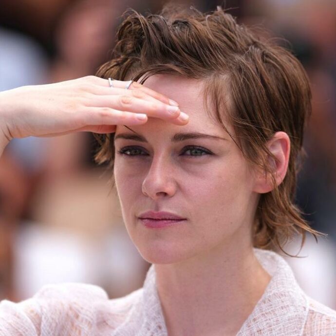 “Dobbiamo smettere di inseguire la carota che ci viene agitata davanti. Perché, alla fine, quella carota verrà usata per colpirci.  Non voglio far parte di un’industria. Non faccio affari”: così Kristen Stewart
