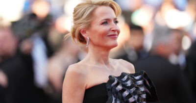 Copertina di “Mia figlia dice di aver passato l’infanzia con 7 teste di bambola mozzate nella culla. L’horror è sempre stato alla periferia della mia vita”: così  Gillian Anderson, l’ex regina di “X-Files”