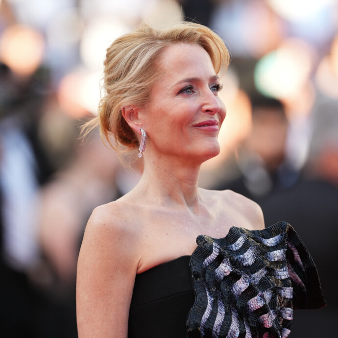 “Mia figlia dice di aver passato l’infanzia con 7 teste di bambola mozzate nella culla. L’horror è sempre stato alla periferia della mia vita”: così  Gillian Anderson, l’ex regina di “X-Files”