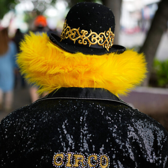 Moglie lancia la freccia, sbaglia il bersaglio e centra il collo del marito: paura e terrore al circo. Il proprietario: “Episodio isolato e straziante, ma nessun problema di sicurezza”