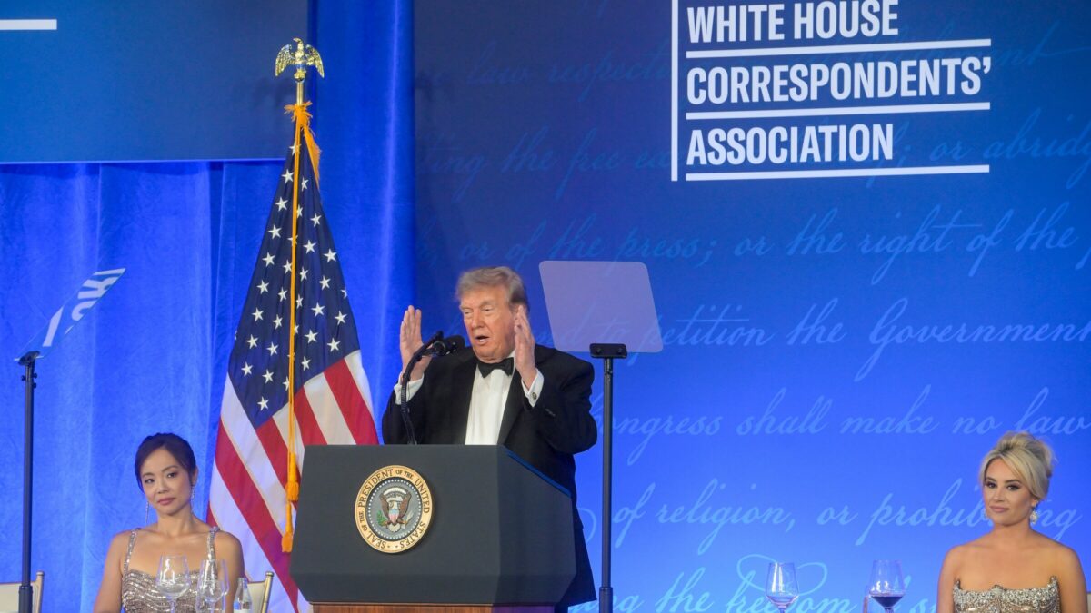 Dagli insulti alle cause miliardarie fino agli ordini di comparizione: la strategia di Trump per “silenziare” i giornalisti (con l’aiuto dell’Fbi)