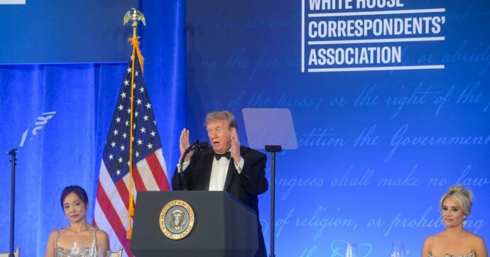 Copertina di Dagli insulti alle cause miliardarie fino agli ordini di comparizione: la strategia di Trump per “silenziare” i giornalisti (con l’aiuto dell’Fbi)