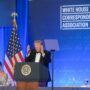 Copertina di Dagli insulti alle cause miliardarie fino agli ordini di comparizione: la strategia di Trump per “silenziare” i giornalisti (con l’aiuto dell’Fbi)