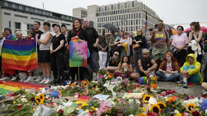Attentato al Pride di Berlino, la vittima è una donna polacca di 65 anni. Migliorano le condizioni degli altri feriti, nessuno in pericolo di vita