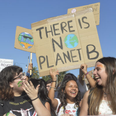 Copertina di Migranti climatici in aumento, ma sono ignorati.  La consulente Onu: “Col  Piano Mattei persa un’occasione”
