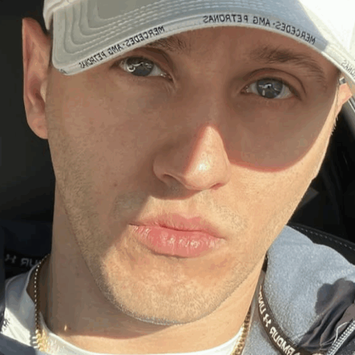“Durante il carcere ho lavorato sullo spirito. Don Marco veniva a trovarmi, non sapeva niente di rap. Io stavo già andando verso il buddismo”: così Massimo Pericolo