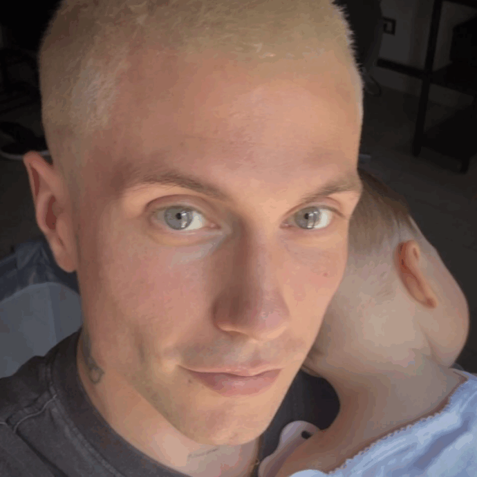 “Non volevo una figlia, poi ne è arrivata una. Un maschio sembrava più semplice. Le insegnerò che l’amore non è controllo e che una casa non si cerca negli occhi sbagliati”: parla Benjamin Mascolo
