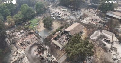 Copertina di Il video della cittadina francese devastata dagli incendi: a Le Porge evacuati abitanti e turisti