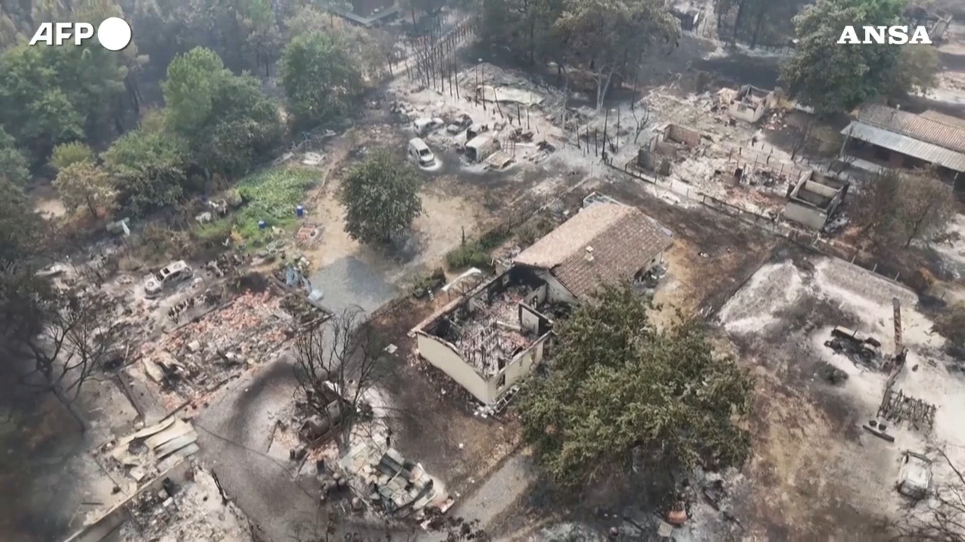 il video della cittadina francese devastata dagli incendi a le porge evacuati abitanti e turisti da Ilfattoquotidiano.it il video della cittadina francese devastata dagli incendi a le porge evacuati abitanti e turisti