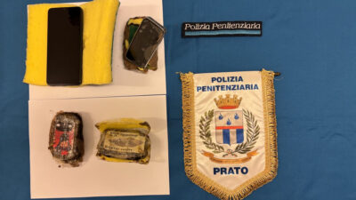 Copertina di Prato, droni e lanci oltre il muro di cinta del carcere “La Dogaia”: sequestrati telefoni e hashish