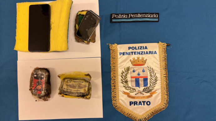 Prato, droni e lanci oltre il muro di cinta del carcere “La Dogaia”: sequestrati telefoni e hashish