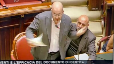 Copertina di “Visto che l’emendamento parla di maneggio di armi e è firmato da Pozzolo non sono andato avanti. Voto no”: la frase di Berruto (Pd) fa ridere l’Aula