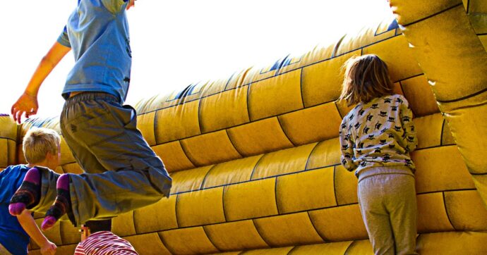 Il vento scardina una struttura gonfiabile a Roccaraso: feriti tre bambini, una in codice rosso