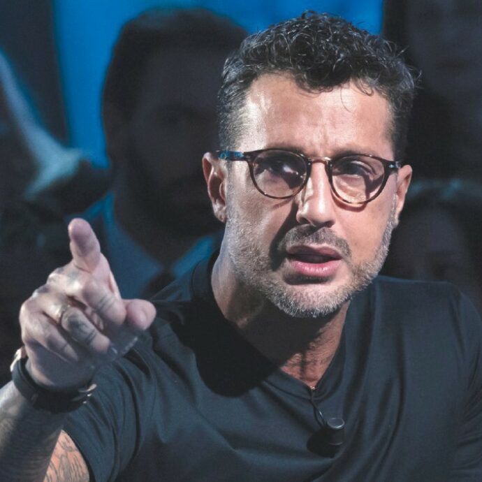 Tentativo di estorsione a Fabrizio Corona, minacce a lui e al figlio per 500 euro: denunciato un 20enne
