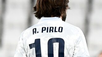 Le scommesse, l’amichettismo e la miseria della politica: da Pirlo ai pirla il passo è breve | il commento