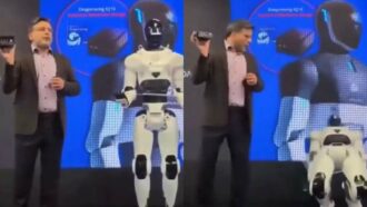 Copertina di Il robot umanoide si blocca e “muore” sul palco durante la sua presentazione al pubblico: gli addetti lo coprono con un telo nero e lo portano via sotto gli occhi sconvolti dei presenti – VIDEO