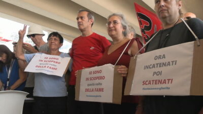 Copertina di Licenziata per aver denunciato la malasanità: sindacalista si incatena davanti all’ospedale San Raffaele