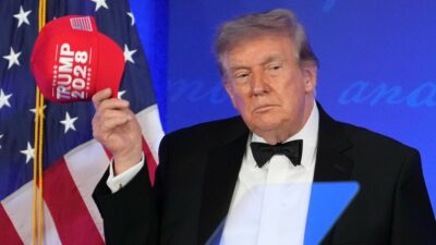 Copertina di Trump, il campionario di battute e insulti (volgari) alla cena con i corrispondenti