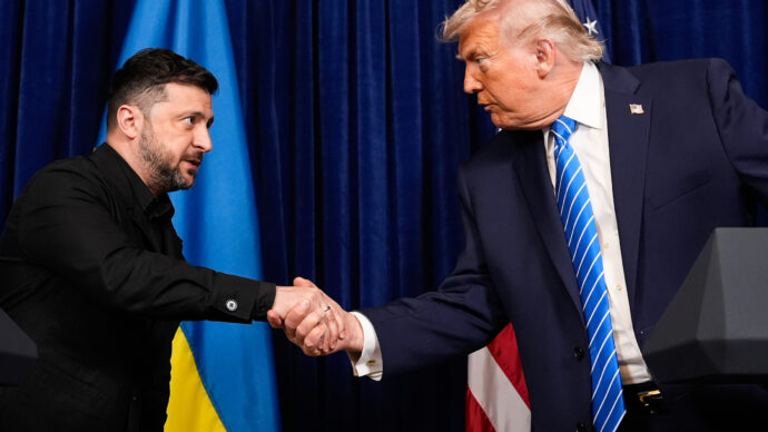 Non solo i raid contro i cargo iraniani: “Cellule ucraine hanno attaccato strutture irachene”. Zelensky corteggia Trump intervenendo in Medio Oriente