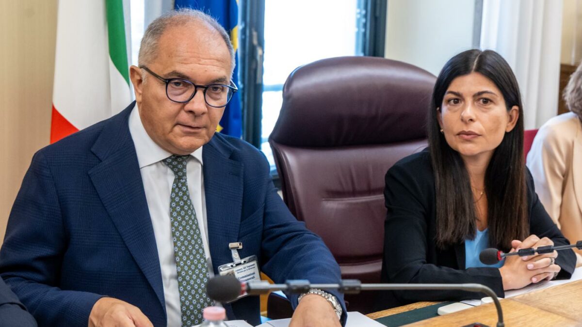 De Lucia in Parlamento: “I mafiosi comandano dal carcere, hanno lo smartphone appena entrano. Cosa nostra vuole acquistare droni lanciamine”