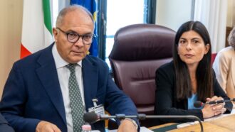 Copertina di De Lucia in Parlamento: “I mafiosi comandano dal carcere, hanno lo smartphone appena entrano. Cosa nostra vuole acquistare droni lanciamine”