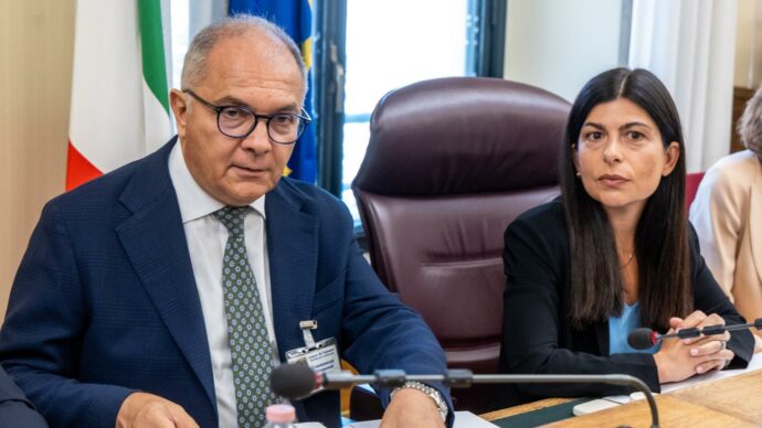 Copertina di De Lucia in Parlamento: “I mafiosi comandano dal carcere, hanno lo smartphone appena entrano. Cosa nostra vuole acquistare droni lanciamine”