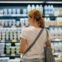 Copertina di Latte, yogurt e formaggi interi fanno ingrassare? Lo studio che ribalta le regole sui latticini: “Nelle giuste quantità possono far parte di uno stile di vita sano”